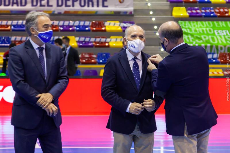 Pedro Montiel recibe la insignia de oro de la Liga Nacional de Fútbol Sala