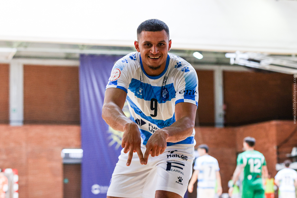 Una victoria para seguir luchando por el play-off (2-1)