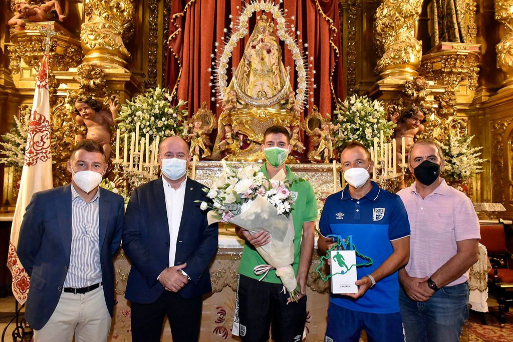 Puesta de largo en Antequera con ofrenda a la Patrona