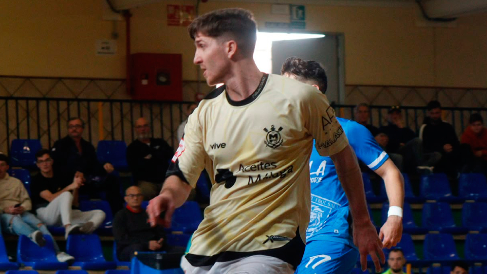 Héctor Marqués refuerza la posición de pívot